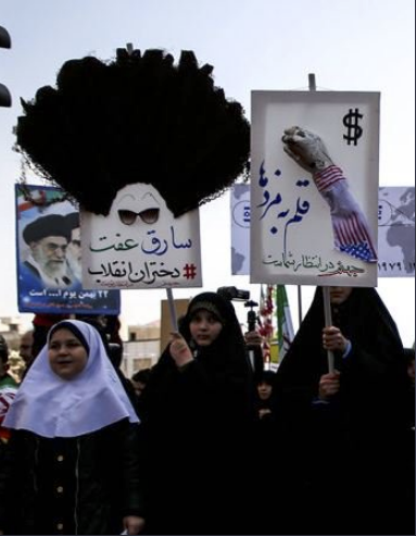 عکس مسیح علی‌نژاد در راهپیمایی ۲۲ بهمن ۱۳۹۶
