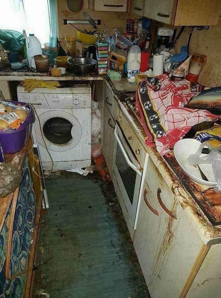 این آشپزخانه کثیف